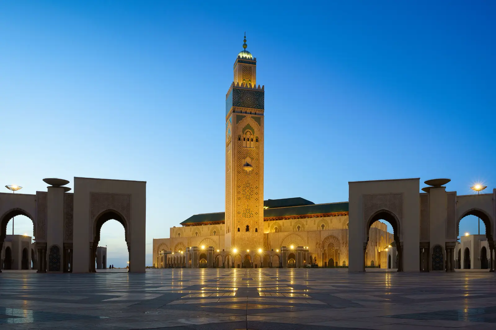 14 days Morocco itinerary with desert camps and mountain views